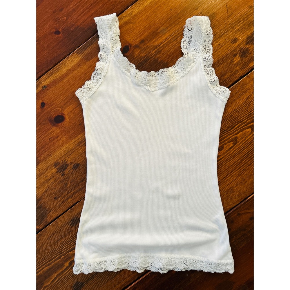 rue Y2K lace camisole. Abercrombie-style layering piece Small